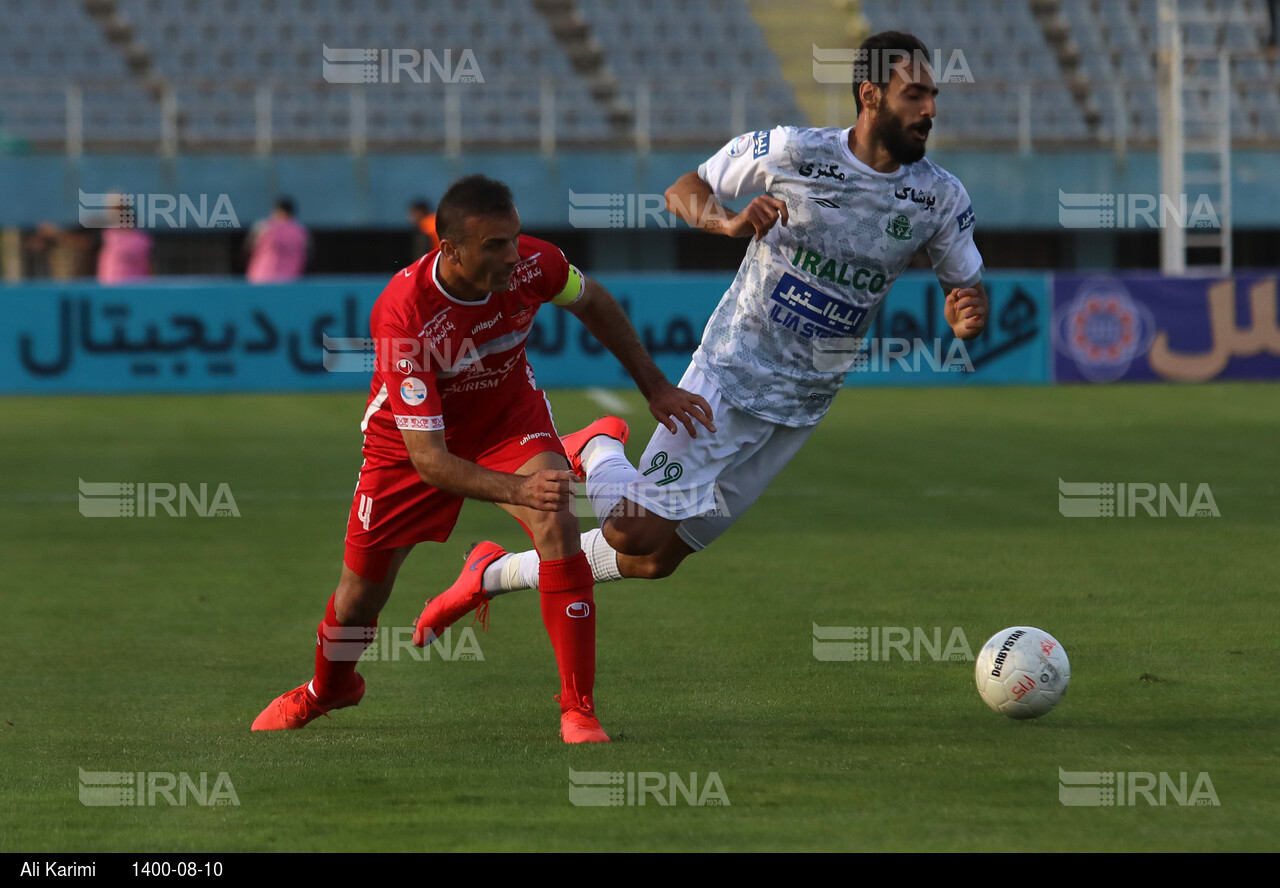 دیدار تیم های فوتبال پرسپولیس تهران و آلومینیوم اراک