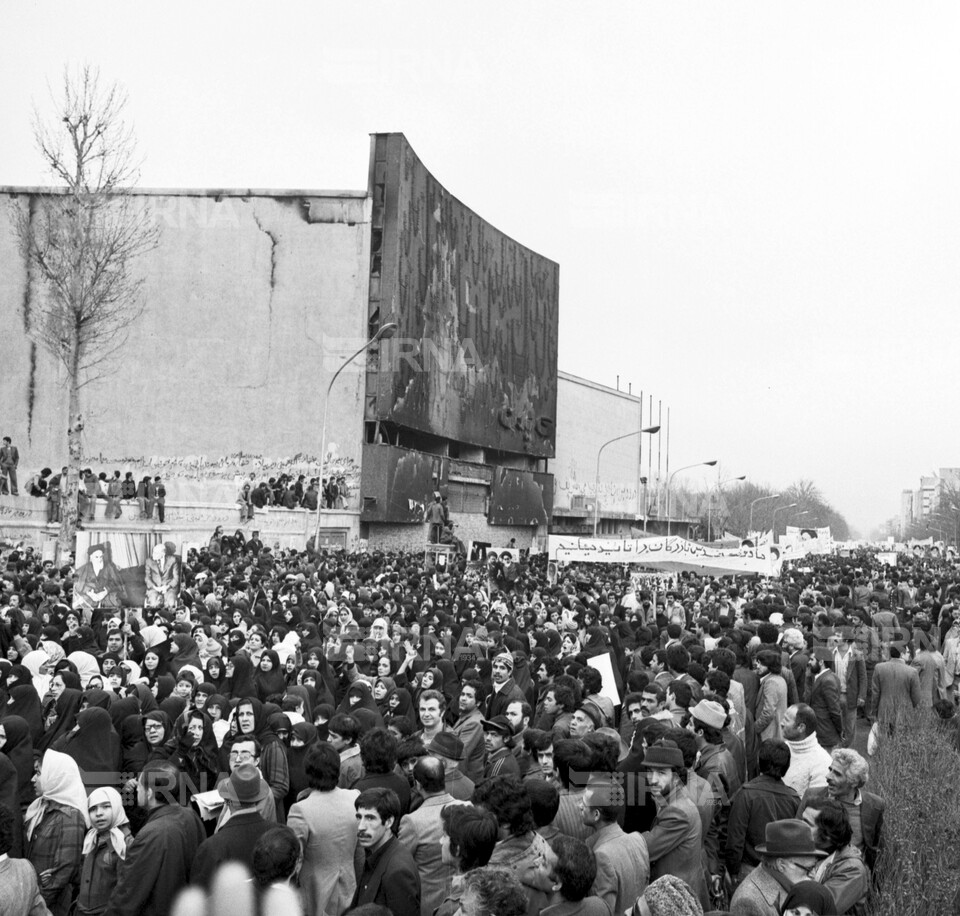 راهپیمایی مردم تهران برای پشتیبانی از دولت مهندس بازرگان
