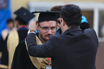 Téhéran (IRNA)-La cérémonie de remise des diplômes de 500 étrangers de 22 nationalités différentes, qui viennent de terminer leurs études dans les universités iraniennes, a eu lieu ce jeudi après-midi (12 décembre 2024) à l'université de Chiraz et dans le sanctuaire sacré de Shahcheragh (PSL). (Photo : Reza Qaderi)