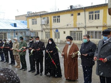 وداع همکاران و جمعی از مسئولان با پیکر شهید مدافع سلامت در ماکو