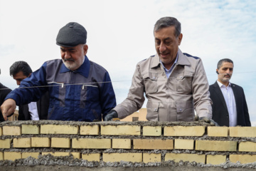 Le Président Pezeshkian participe à la construction d'une école