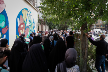 نوبت دوم آزمون سراسری ۱۴۰۳- انتظار خانواده ها در محوطه دانشکده اقتصاد دانشگاه تهران