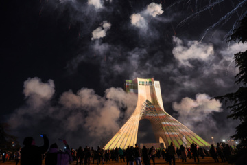 La tour Azadi de Téhéran brille à l'occasion de l'anniversaire de la révolution islamique