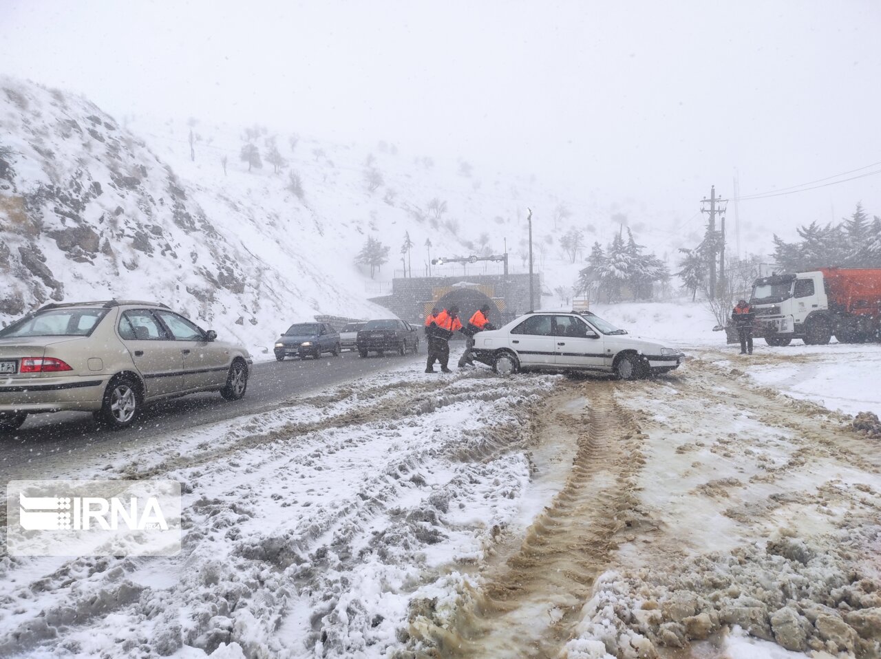 ۱۱ هزار کیلومتر برفروبی در کردستان انجام شد/ رهاسازی ۶۲۲ خودرو گرفتار در برف