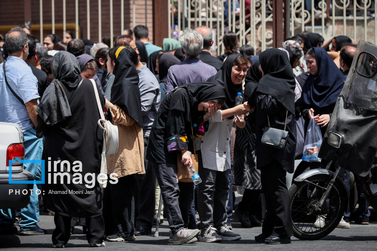 نوبت دوم آزمون سراسری ۱۴۰۳- انتظار خانواده ها در محوطه دانشکده اقتصاد دانشگاه تهران