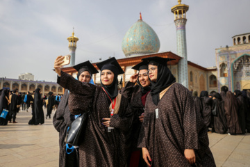 Acto de graduación de estudiantes extranjeros en Irán