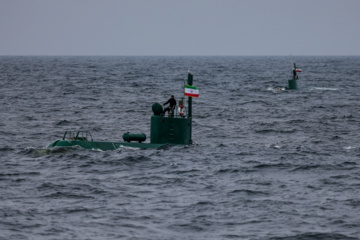 La parade des navires de surface et sous-marins, des frégates, des navires lance-missiles, des navires de transport et des sous-marins a eu lieu, ce mardi 25 février 2025, lors du dernier jour de l'exercice militaire conjoint 1403, en présence du général de brigade Seyyed Abdolrahim Mousavi, commandant en chef de l'Armée, et du vice-amiral Habibollah Sayyari, chef d'état-major et vice-coordonnateur de l'Armée, dans la mer d'Oman.