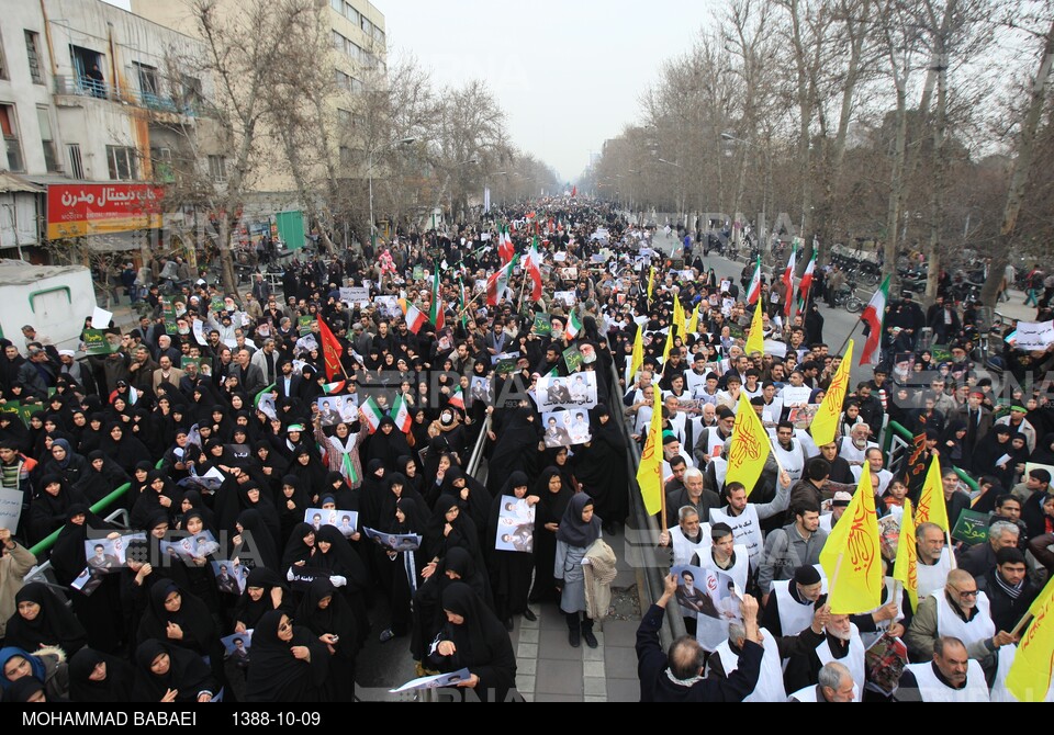 راهپیمایی مردم تهران در اعتراض به هتک حرمت روز عاشورا