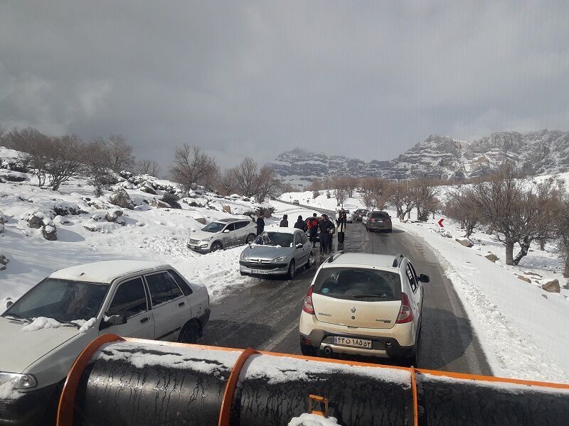 گرفتار شدن گردشگران در منطقه برف گیر تاراز