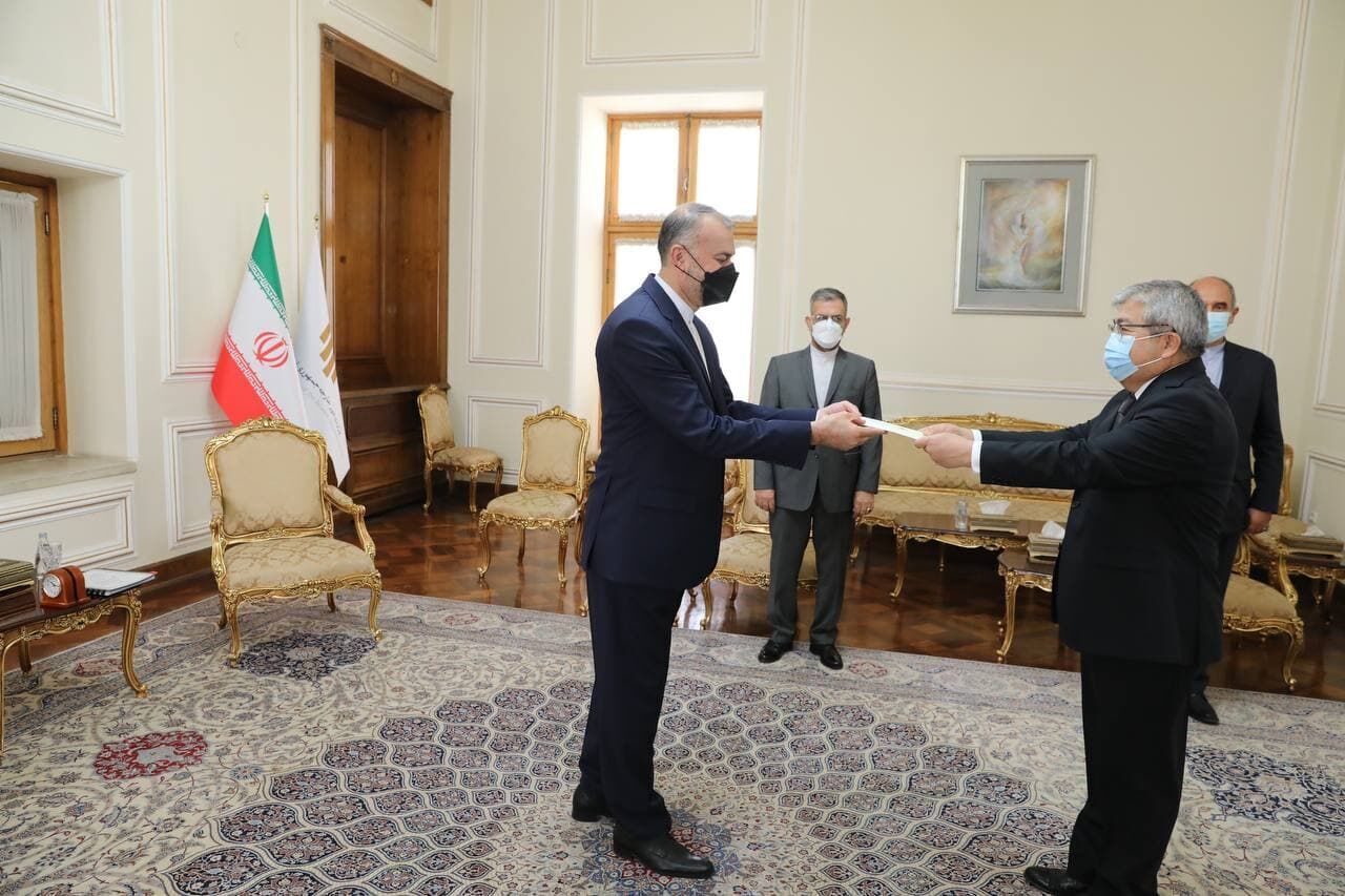 New ambassadors from 4 countries submit copy of credentials to Iran FM