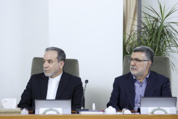 Iran’s new cabinet holds first session