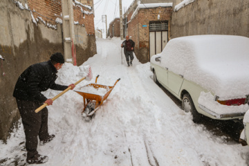 بارش برف زمستانی در روستای اسکندان اسکو