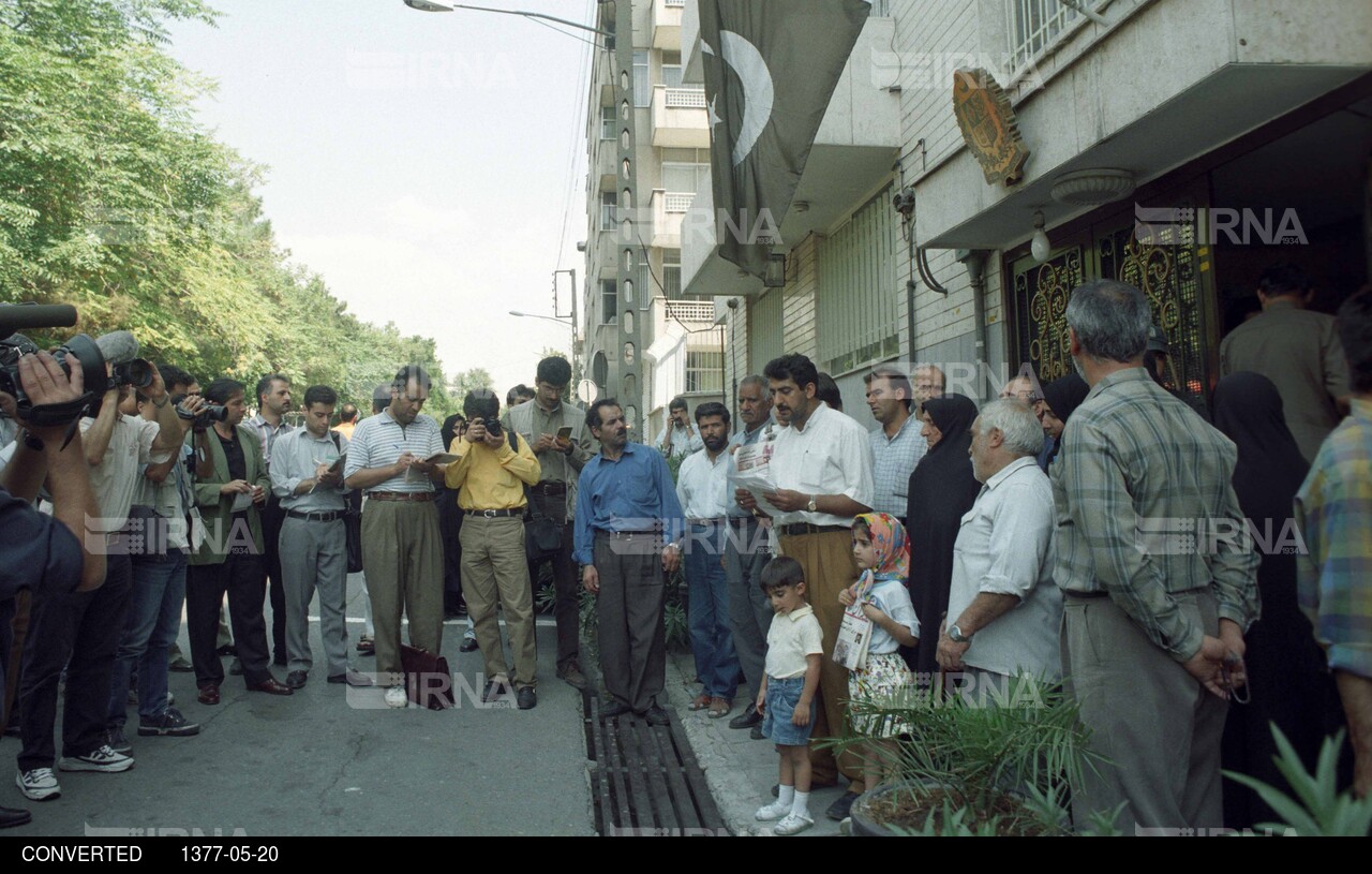 تجمع خانواده محمود صارمی خبرنگار ایرنا مقابل سفارت پاکستان