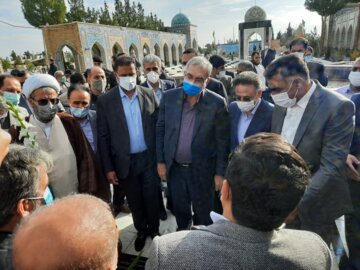 آغاز برنامه وزیر بهداشت در دامغان با ادای احترام به مقام شهدا