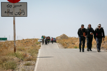 زائران پیاده در راه مشهد الرضا(ع)