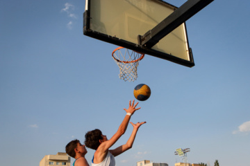 Competiciones callejeras de baloncesto y fútbol en Tabriz