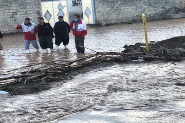 امدادرسانی به خانوارهای گرفتار در سیل اشنویه