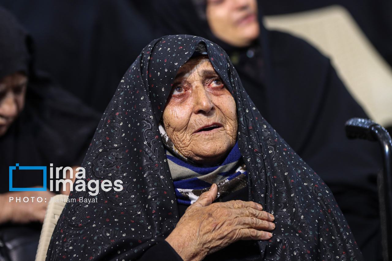 رونمایی از تقریظ رهبر معظم انقلاب بر کتاب «پاییز آمد»