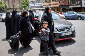 نوبت دوم آزمون سراسری ۱۴۰۳- انتظار خانواده ها در محوطه دانشکده اقتصاد دانشگاه تهران