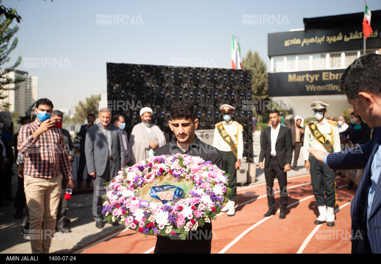 اهدای مدال طلای گرایی به شهید گمنام