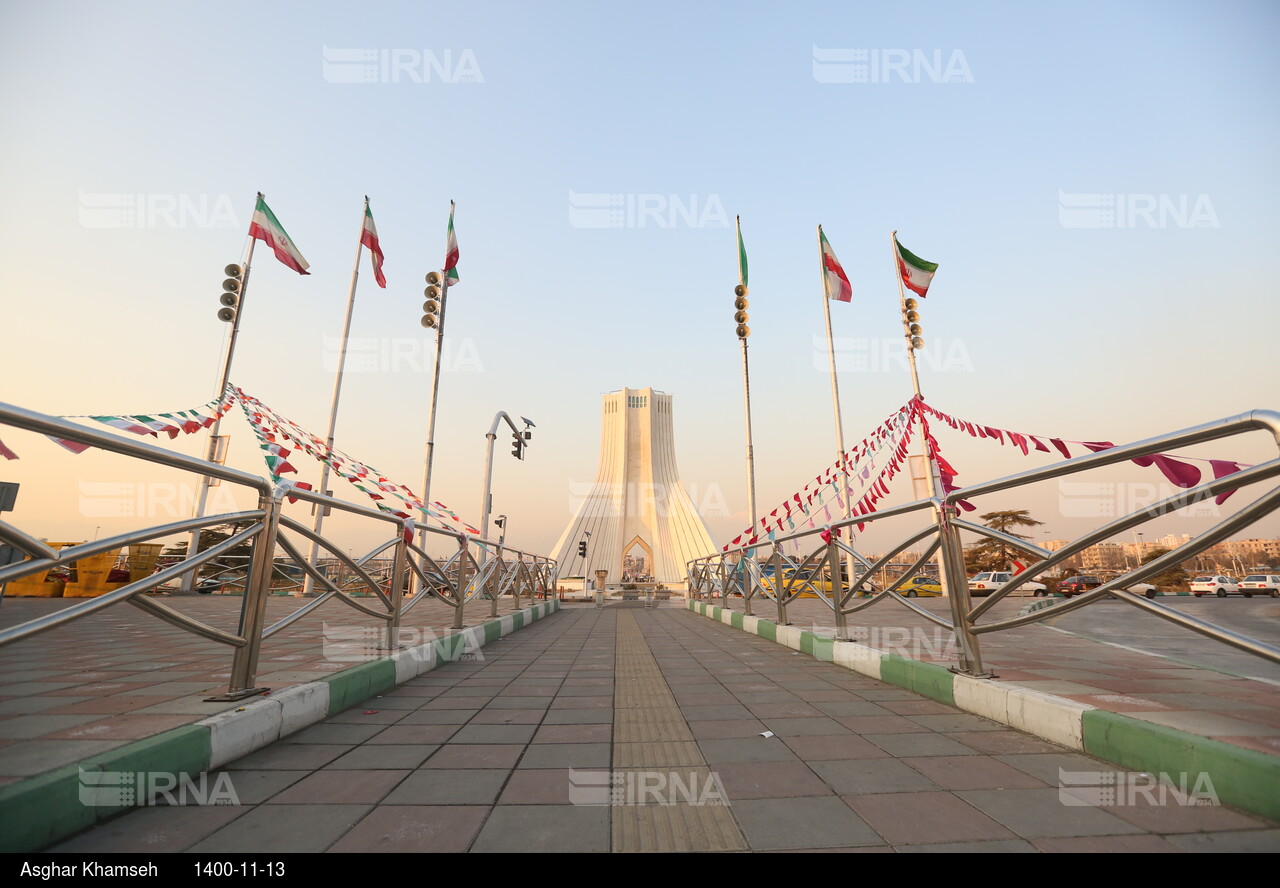 آذین بندی مسیر اصلی راهپیمایی ۲۲ بهمن در تهران