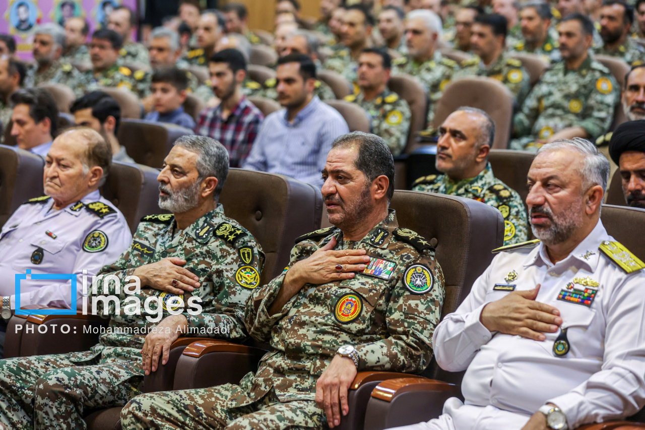 اعطای «نشان فداکاری» به خانواده‌ شهدا و پیشکسوتان پدافند هوایی