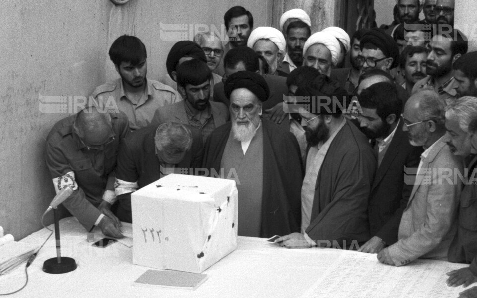 حضور حضرت امام خمینی بنیانگذار جمهوری اسلامی در سومین دوره انتخابات مجلس شورای اسلامی