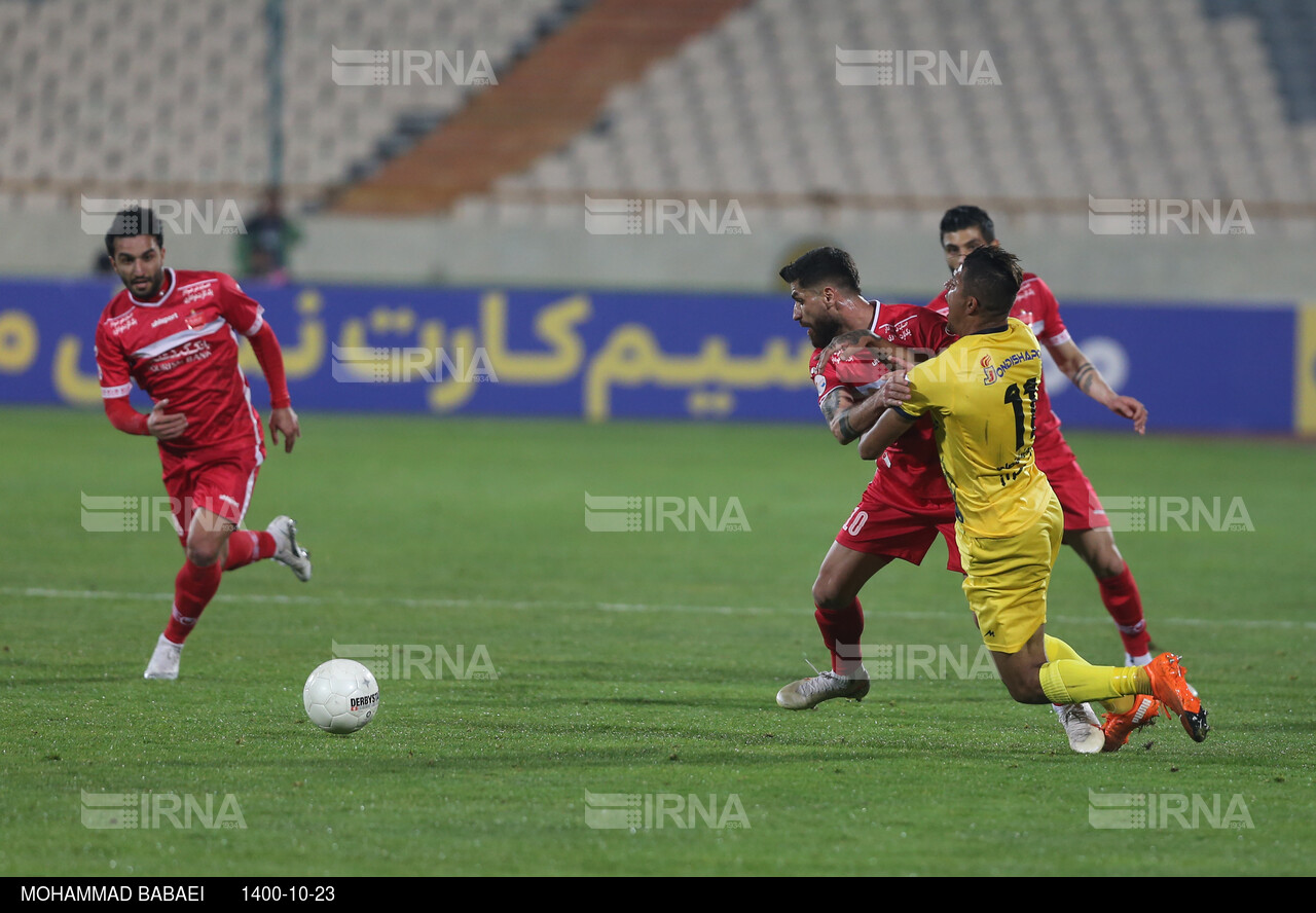 دیدار تیمهای فوتبال پرسپولیس و فجر سپاسی شیراز