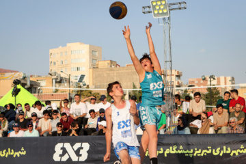 Competiciones callejeras de baloncesto y fútbol en Tabriz