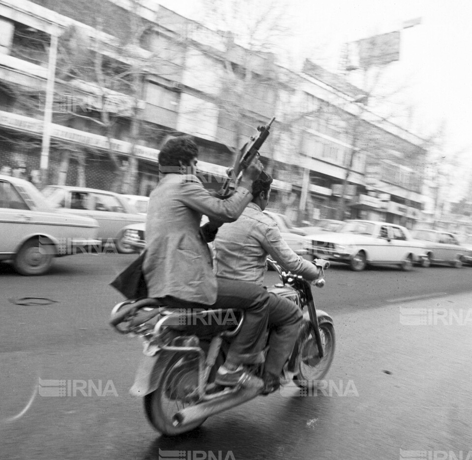 روزهای انقلاب - صحنه هایی از قیام مردم تهران