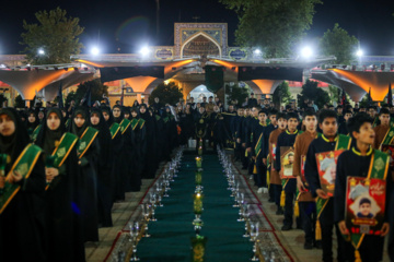 آیین لاله گردانی خادمان حرم شاهچراغ در شهادت امام رضا (ع)