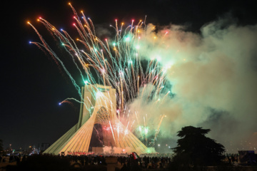 La tour Azadi de Téhéran brille à l'occasion de l'anniversaire de la révolution islamique