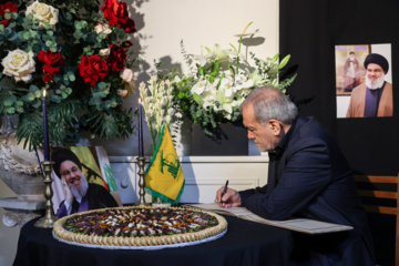 La cérémonie de condoléances pour le martyre de Sayed Hassan Nasrallah (Que sa demeure soit au Paradis) a eu lieu ce lundi 30 septembre 2024 au bureau du Hezbollah libanais  à Téhéran. Photo: Asghar Khamseh