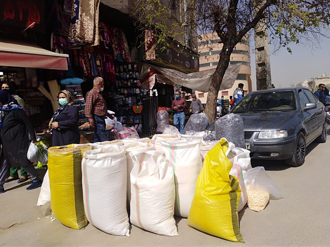 شهرداری شیراز: آجیل‌فروش، اجناس خود را بر زمین ریخت، نه ماموران