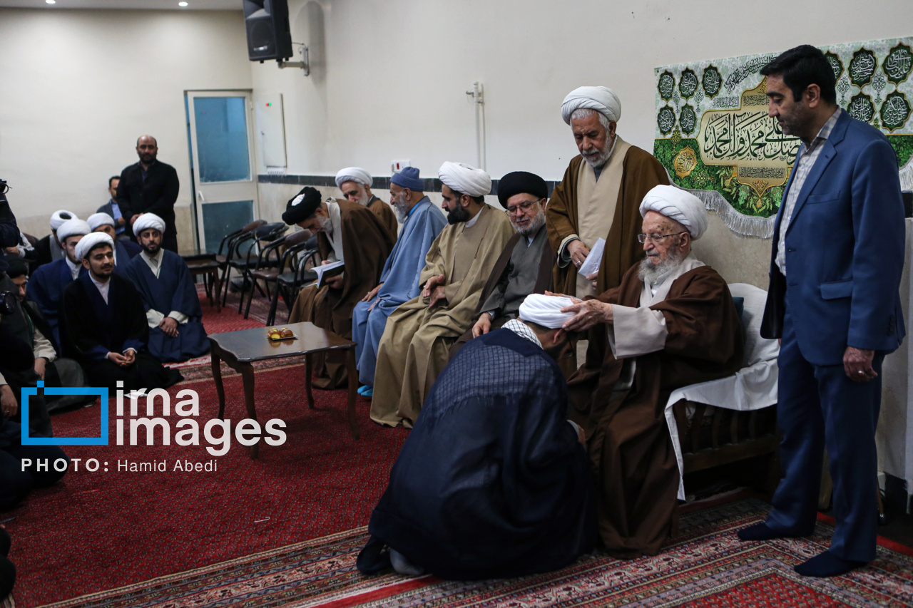 Iran : cérémonies de remise des turbans aux étudiants de l'école de théologie de Qom 