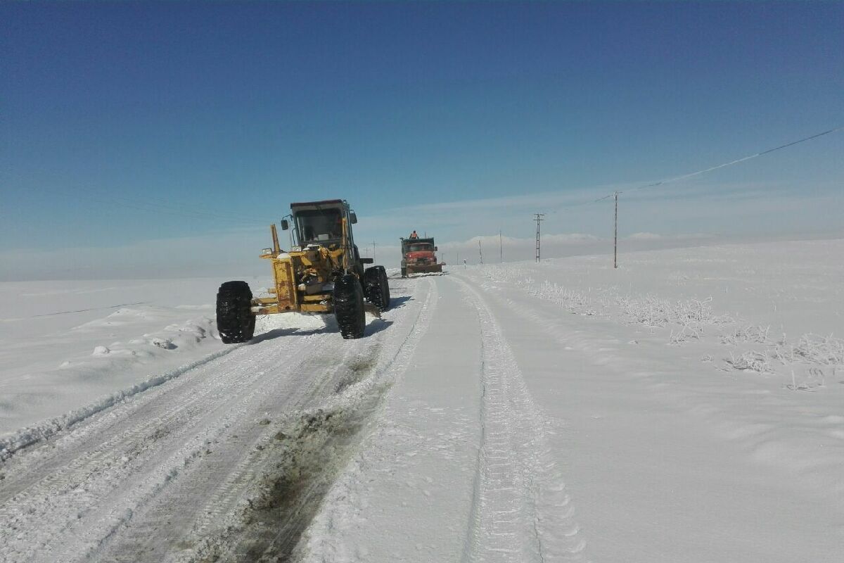 بارش برف راه دسترسی 40 روستای مراغه را مسدود کرد