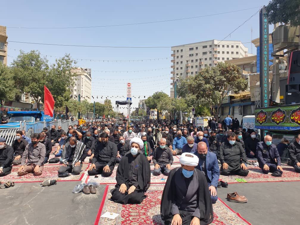 عزاداری و اقامه نماز ظهر عاشورا در مشهد