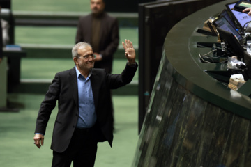 Presentación del proyecto de presupuestos para el próximo año iraní al Mayles