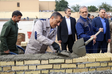 Le Président Pezeshkian participe à la construction d'une école