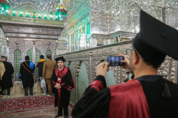 Téhéran (IRNA)-La cérémonie de remise des diplômes de 500 étrangers de 22 nationalités différentes, qui viennent de terminer leurs études dans les universités iraniennes, a eu lieu ce jeudi après-midi (12 décembre 2024) à l'université de Chiraz et dans le sanctuaire sacré de Shahcheragh (PSL). (Photo : Reza Qaderi)