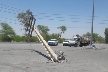 برخورد خودرو با تیر برق چند روستای حاشیه اهواز را بی برق کرد