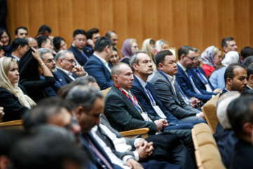 Le président iranien visite l'exposition commerciale internationale avec l'Eurasie