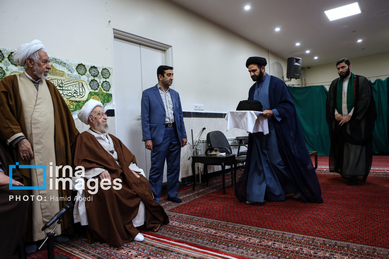 Iran : cérémonies de remise des turbans aux étudiants de l'école de théologie de Qom 