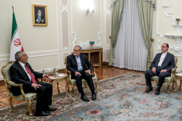 Le président du Parlement irakien, Mahmoud Al-Mashhadani, a rencontré ce lundi après-midi 3 février 2025 (15 Bahman 1403) le président iranien, Masoud Pezeshkian, pour des discussions et des échanges bilatéraux. (Mohammad Mahdi Pourarabe-IRNA)