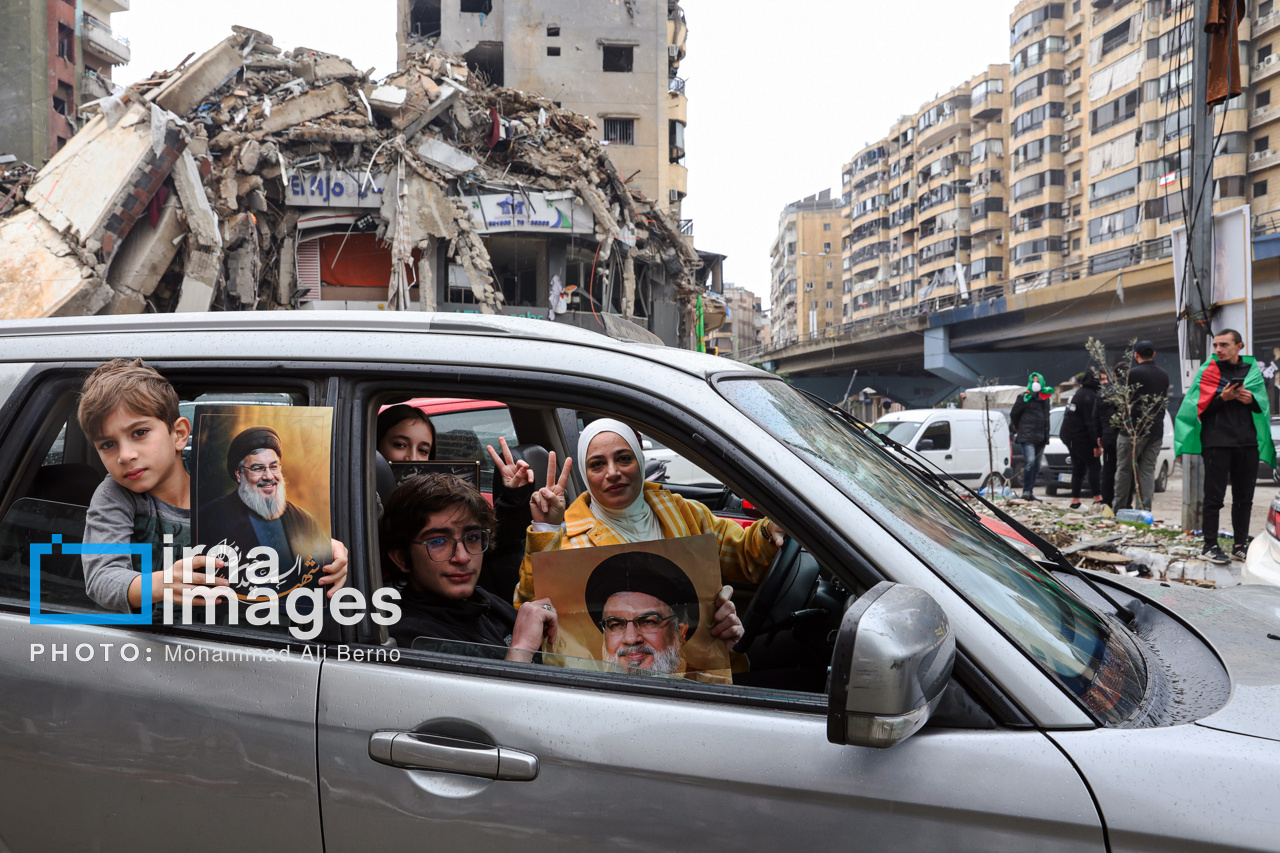 En image des milliers de Libanais déplacés sur la route du retour après l'annonce du cessez-le-feu