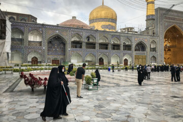 زیارت حرم امام رضا(ع) از کارهای مورد علاقه سکینه است، برای انجام دادن اینکار نیازمند همراهی یکی از اعضای خانواده‌اش است.