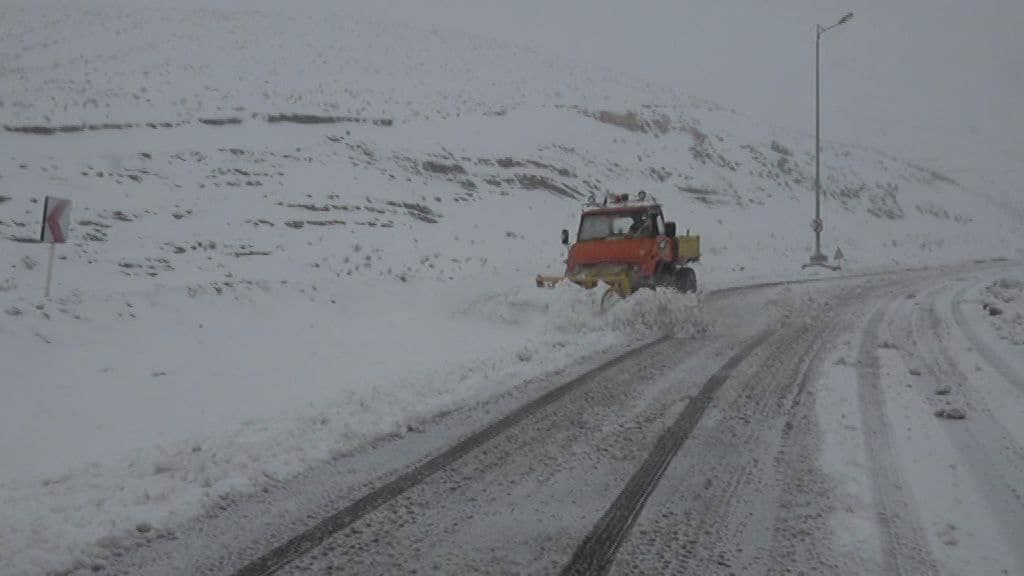 بارش برف راه ارتباطی 97 روستای استان همدان را مسدود کرد