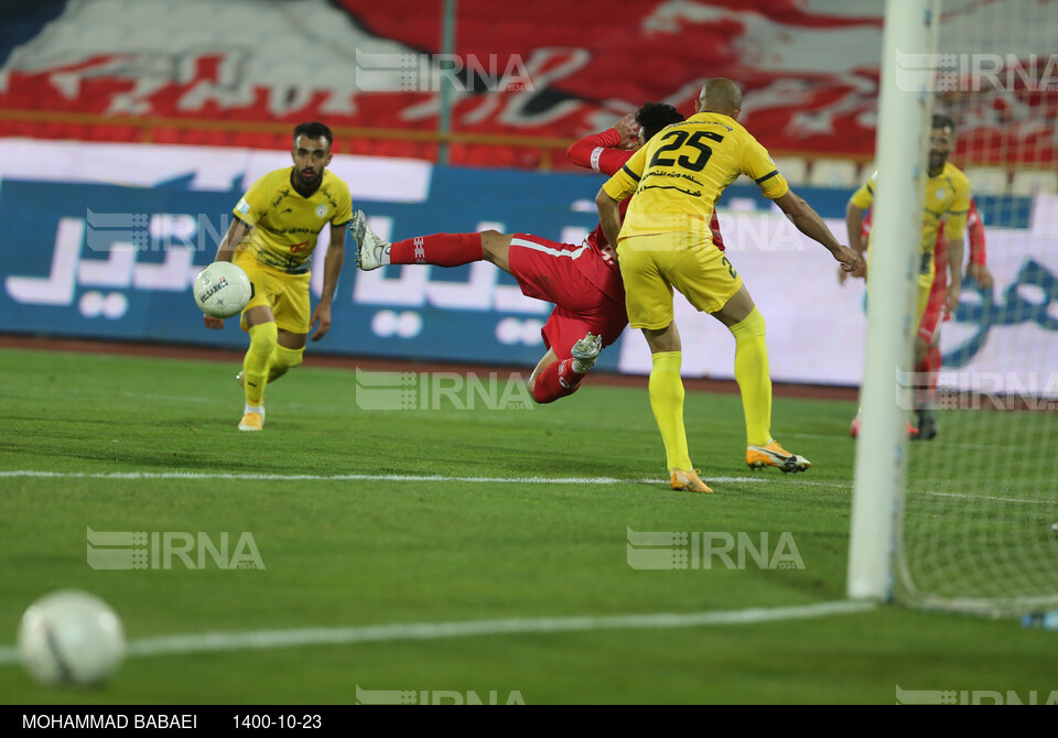 دیدار تیمهای فوتبال پرسپولیس و فجر سپاسی شیراز