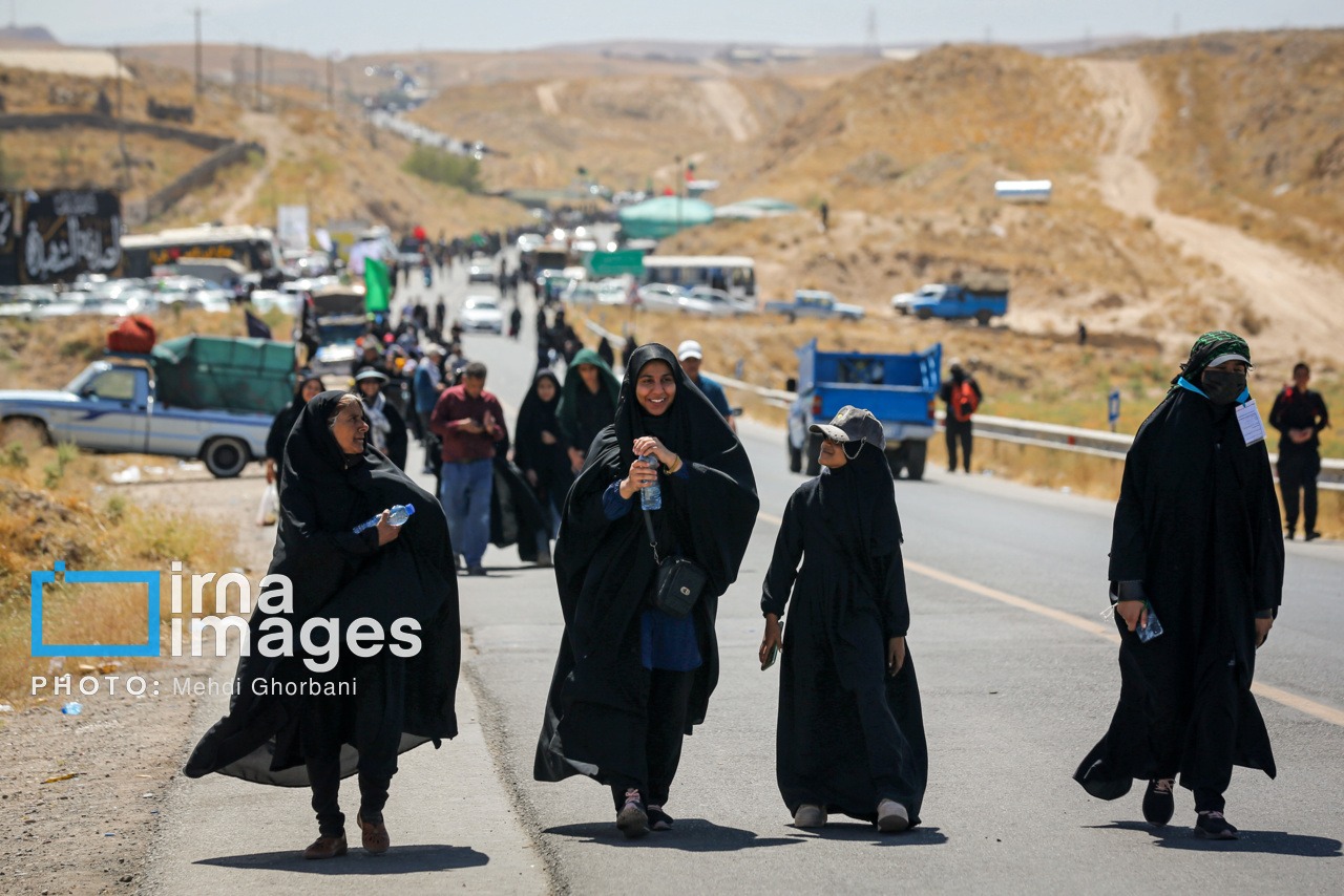 زائران پیاده در راه مشهد الرضا(ع)