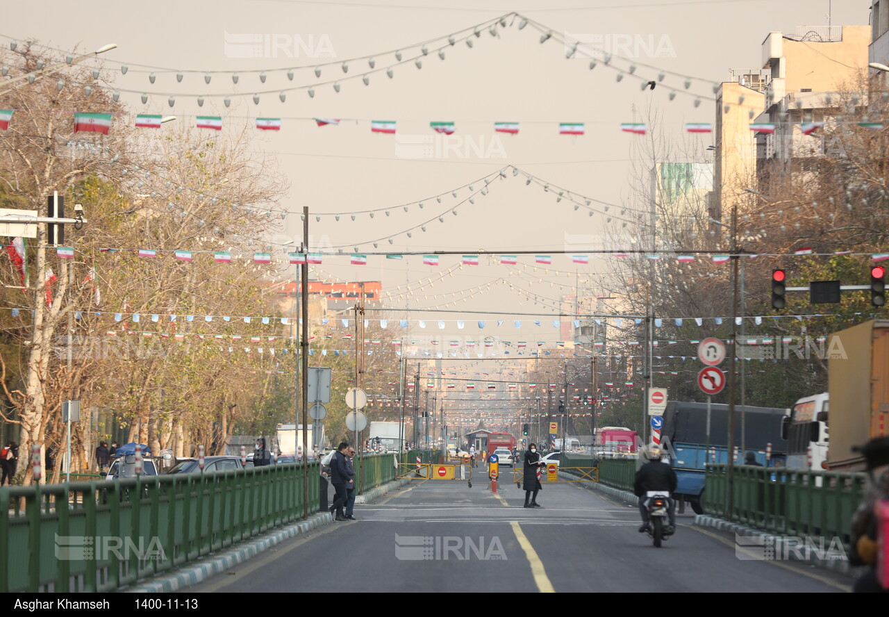 آذین بندی مسیر اصلی راهپیمایی ۲۲ بهمن در تهران